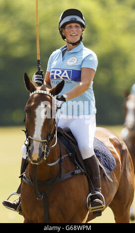 Zara Phillips en action lors d'un match de polo de charité au Tidworth Polo Club près de Salisbury. APPUYEZ SUR ASSOCIATION photo. Date de la photo: Samedi 13 juillet 2013. Le crédit photo devrait se lire: Chris Ison/PA Wire Banque D'Images