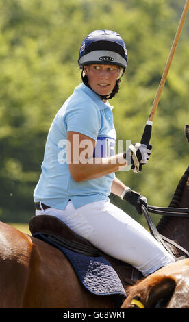 Zara Phillips en action lors d'un match de polo de charité au Tidworth Polo Club près de Salisbury. Banque D'Images