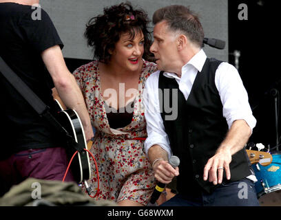 Ricky Ross et Lorraine McIntosh de Deacon Blue se produit sur la scène principale pendant le 20e T du festival de musique Park à Kinross. Banque D'Images