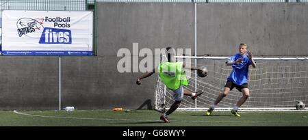 Football - StreetGames football pools Fives - Glasgow.Action pendant le programme StreetGames football pools Fives à Glasgow. Banque D'Images