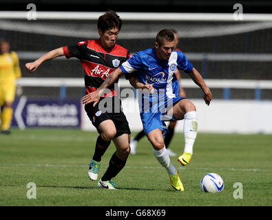 Soccer - pré-saison amicale - Peterborough United v Queens Park Rangers - London Road.Danny Kearns, de Peterborough United, a été attaqué par le parc Ji-Sung des Queens Park Rangers Banque D'Images