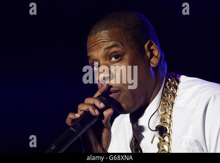 Jay Z en train de jouer sur la scène principale de Yahoo! Wireless Festival, au parc olympique Queen Elizabeth, dans l'est de Londres. Banque D'Images