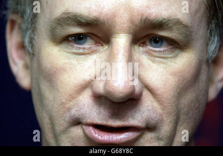 Le ministre de la Défense, Geoff Hoon, informe la presse après l'ouverture officielle des 39 millions de casernes de Mons à Aldershot. 04/04/2003: Le secrétaire à la Défense Geoff Hoon qui, aujourd'hui le 4 avril 2003, a défendu l'utilisation de bombes à sous-munitions en Irak, en disant qu'exclure leur utilisation mettrait en danger les soldats britanniques. « les conseils militaires les plus forts sont qu'ils sont essentiels », a-t-il déclaré au programme BBC radio 4 Today. Banque D'Images