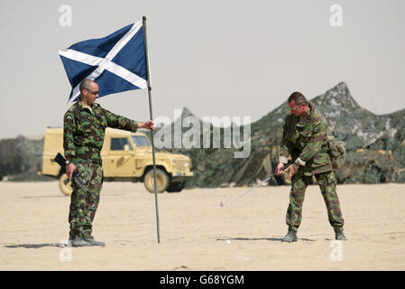 Le Sergent Major Kerry Gospal (à gauche) de Greenock, en Écosse, joue au golf avec le Sergent d'état-major Bryan Brocklehurst de Kelty, près de Fife, en Écosse, de 43 escadrons au Camp Coyote, au Koweït. Banque D'Images