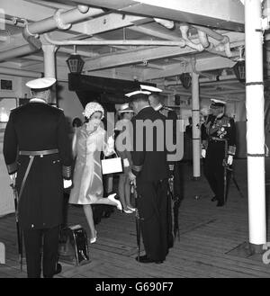 Image - La reine Elizabeth II - HMS Eagle Banque D'Images