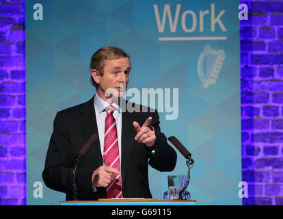 Taoiseach Enda Kenny s'adresse aux médias du Digital Hub de Dublin lorsqu'il a lancé le programme Pathways to Work. Banque D'Images