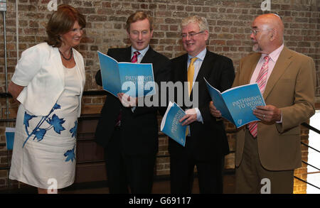 (Gauche - droite) la ministre de la protection sociale Joan Burton, Taoiseach Enda Kenny, Tanaiste Eamon Gilmore et le ministre de l'éducation Ruairi Quinn au Digital Hub à Dublin lors du lancement du programme Pathways to Work. Banque D'Images