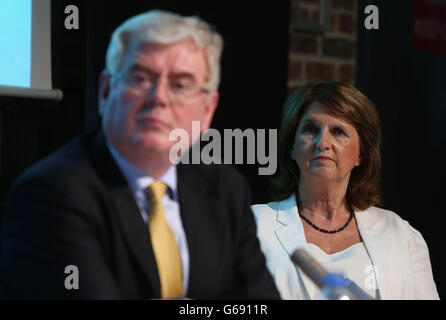 Tanaiste Eamon Gilmore et la ministre de la protection sociale Joan Burton (à droite) au Digital Hub de Dublin lors du lancement du programme Pathways to Work. Banque D'Images