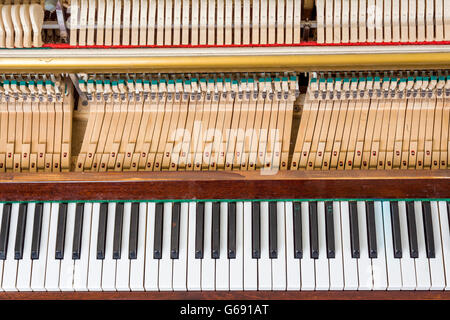 La mécanique et le clavier d'un piano droit détails Banque D'Images