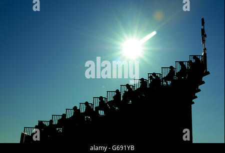 Les fans de golf regardent l'action depuis les stands sur le premier trou pendant le deuxième jour du Championnat ouvert 2013 au Club de golf de Muirfield, East Lothian. Banque D'Images