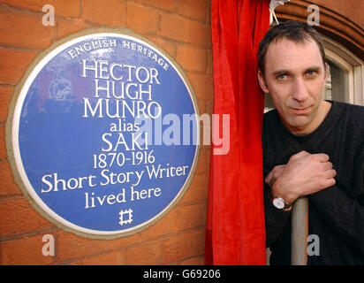 Auteur et journaliste will Self dévoile une plaque bleue du patrimoine anglais à l'écrivain et journaliste édouardien Hector Hugh Munro, connu sous le nom de « Saki » au 97 Mortimer Street.* ..Mortimer Street a été la maison de 'Saki' entre 1911 et 1914, et où il a écrit sa littérature la plus célèbre, y compris 'l'insupportable Bassington' et 'Reginald en Russie'. Banque D'Images