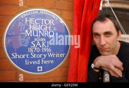 Auteur et journaliste will Self dévoile une plaque bleue du patrimoine anglais à l'écrivain et journaliste édouardien Hector Hugh Munro, connu sous le nom de « Saki » au 97 Mortimer Street.* ..Mortimer Street a été la maison de 'Saki' entre 1911 et 1914, et où il a écrit sa littérature la plus célèbre, y compris 'l'insupportable Bassington' et 'Reginald en Russie'. Banque D'Images