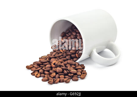 Tasse de café blanc et renversé du café-beans isolated on white Banque D'Images