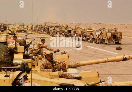 Les Royal Scots Dragoon Guards prennent une pause après une longue nuit de combats dans le sud de l'Irak. Banque D'Images