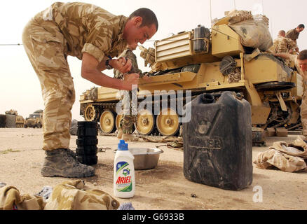 Scots Dragoon Guard - Guerre d'Irak.Une garde royale de Dragoon Scots fait une pause après une longue nuit de combats dans le sud de l'Irak. Banque D'Images