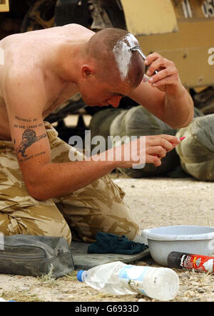 Une garde royale de Dragoon Scots fait une pause après une longue nuit de combats dans le sud de l'Irak. Banque D'Images