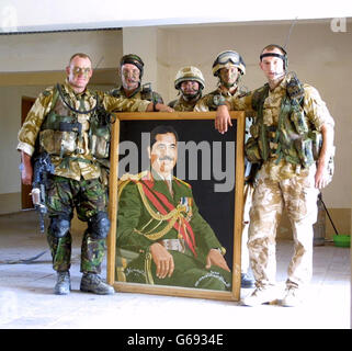 Soldats britanniques avec Saddam photo Banque D'Images