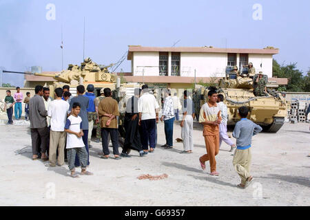 Des membres du Desert rats, Royal Regiment of Fusiliers, entrent à Basra dans le sud de l'Irak. Banque D'Images