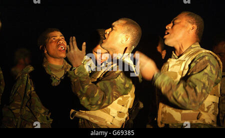 Soldats fidjiens du 2 Close support régiment chantent des hymnes à un service tenu pour des militaires britanniques.La route qui va de la frontière entre le Koweït et l'Iraq à Bassora est bordée de chars iraquiens abandonnés, a révélé une mission d'urgence en direction de la ville.* il y a quelques jours, ils ont été mis en place le long de la route pour tirer sur les troupes de coalition avançant sur la deuxième plus grande ville d'Irak.Mais maintenant ils sont abandonnés, abandonnés par les Irakiens et laissés intacts par l'armée britannique pour qu'ils puissent être utilisés à nouveau par l'armée irakienne une fois le régime de Saddam Hussein renversé.Photo de Dan Chung, The Guardian, MOD Pool Banque D'Images