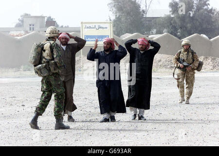 Royal Fusiliers entre à Basra.Des membres du Desert rats, Royal Regiment of Fusiliers, entrent à Basra dans le sud de l'Irak. Banque D'Images