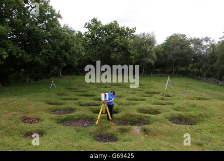 Dr Lyn Wilson, membre du projet Scottish Ten avec un équipement de balayage 3D aux défenses du Nord au mur Antonine, au château Rough, à Bonnybridge. Banque D'Images