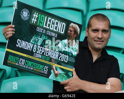 L'ex-joueur celtique Stiliyan Petrov, qui a été forcé de se retirer du football en raison d'une bataille contre Leukemia, lors d'un phocall pour annoncer un match de charité au Celtic Park le 8 septembre qui va recueillir de l'argent pour la fondation qu'il a mis en place pour aider d'autres victimes de la maladie. Banque D'Images