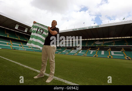 L'ex-joueur celtique Stiliyan Petrov, qui a été forcé de se retirer du football en raison d'une bataille contre Leukemia, lors d'un phocall pour annoncer un match de charité au Celtic Park le 8 septembre qui va recueillir de l'argent pour la fondation qu'il a mis en place pour aider d'autres victimes de la maladie. Banque D'Images