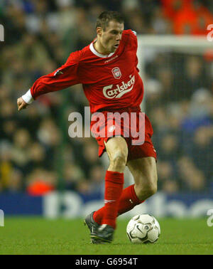 Jamie Carragher en action pour Liverpool contre Everton lors de leur match Barclaycard Premiership à Anfield. Banque D'Images