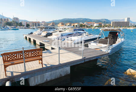 Port de plaisance d'Ajaccio, la capitale de la Corse, île française de la mer Méditerranée. Quai flottant avec banc en bois Banque D'Images