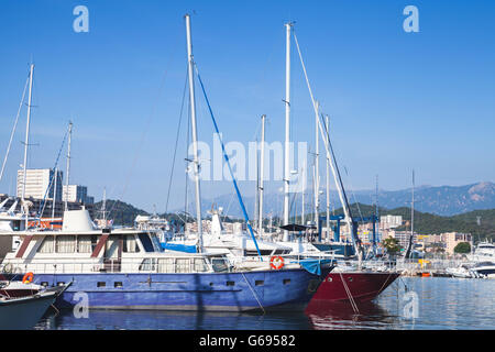 Sailing yachts amarrés dans le port d'Ajaccio, la capitale de la Corse, île française de la Mer Méditerranée Banque D'Images