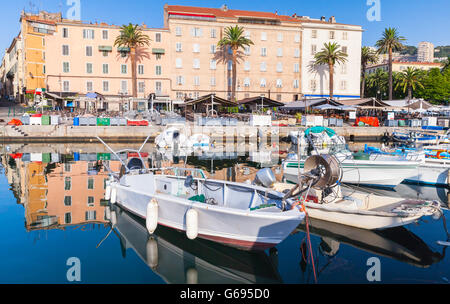 Les petits bateaux de pêche en bois amarré dans le vieux port d'Ajaccio, Corse du Sud, France Banque D'Images