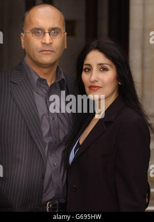 Mari et femme Shahana et Raj Hashmi devant la High court dans le centre de Londres, attendant d'entendre s'ils seront autorisés à poursuivre un traitement controversé pour créer un bébé génétiquement sélectionné pour sauver la vie de leur fils mourant. Banque D'Images