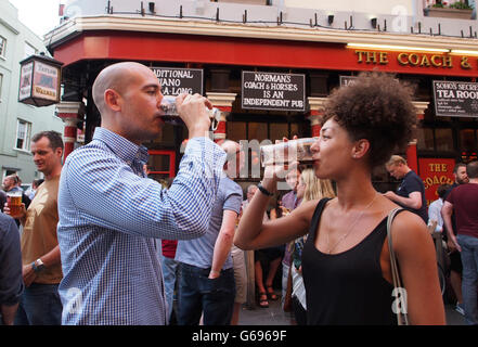 Vue générale sur les buveurs devant le pub Coach & Horses de Soho, dans le centre de Londres. APPUYEZ SUR ASSOCIATION photo. Date de la photo : vendredi 26 juillet 2013. Le crédit photo devrait se lire: Yui Mok/PA Wire Banque D'Images