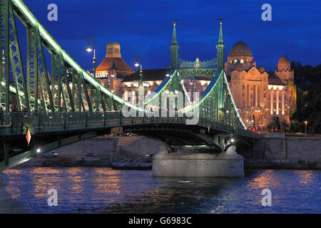 Hongrie Budapest Pont de la liberté et de l'Hôtel Gellért Baths, Danube, Banque D'Images