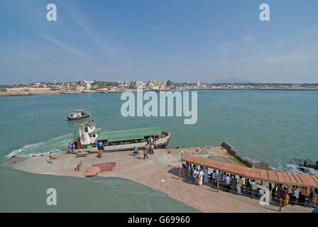 La partie continentale de l'Inde à l'horizon, vu depuis le rocher Vivekananda Memorial, Kanyakumari, Tamil Nadu, Inde Banque D'Images