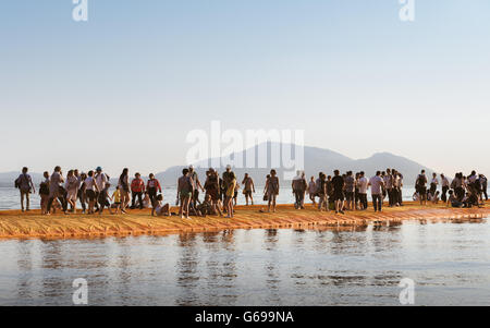 Les quais flottants Christo projet. Les visiteurs à pied de Iseo à Monte Isola et à l'île de San Paolo. Banque D'Images