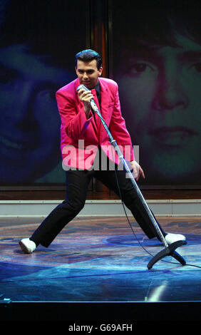 Ricky Aron (falaise des années 50) pendant les répétitions pour Cliff - The musical au Prince of Wales Theatre dans le centre de Londres. L'ancien dj de radio One Mike Read joue le rôle de Sir Cliff Richard. * Ricky Aron Miles Guerrini et Jimmy Jemain sont exprimés comme les autres 'Cliffss' à différentes étapes de sa carrière. Banque D'Images