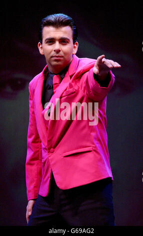 Ricky Aron (falaise des années 50) pendant les répétitions pour Cliff - The musical au Prince of Wales Theatre dans le centre de Londres. L'ancien dj de radio One Mike Read joue le rôle de Sir Cliff Richard. * Ricky Aron Miles Guerrini et Jimmy Jemain sont exprimés comme les autres 'Cliffss' à différentes étapes de sa carrière. Banque D'Images