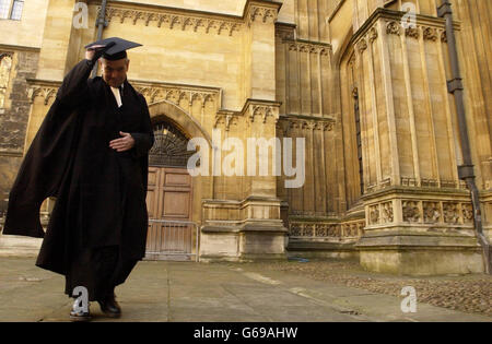 Le révérend Paul Plumpton d'Oldham se rend au quadrilatère du Sheldonian Theatre d'Oxford, alors qu'il se prépare à voter pour le nouveau chancelier de l'université d'Oxford.* les quatre candidats sont Lord Bingham, le principal seigneur de droit; le commissaire de l'UE Chris Patten; l'ancien président du Comité des normes dans la vie publique Lord Neill QC; et le radiodiffuseur Sandi Toksvig.Plus de 100,000 diplômés ont le droit de voter bien qu'on ne pense que jusqu'à un cinquième de ceux-ci se présentent. Banque D'Images