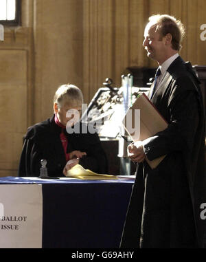 Les portes s'ouvrent au Sheldonian Theatre d'Oxford, le jour du vote du nouveau chancelier de l'Université d'Oxford.Les quatre candidats sont Lord Bingham, le principal seigneur de la loi ; le commissaire européen Chris Patten.* ... ancien président du Comité des normes dans la vie publique Lord Neill QC; et le radiodiffuseur Sandi Toksvig.Plus de 100,000 diplômés ont le droit de voter bien qu'on ne pense que jusqu'à un cinquième de ceux-ci se présentent. Banque D'Images
