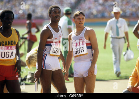 Athlétisme - Jeux Olympiques de Los Angeles 1984 - Relais hommes 4 x 400 M.Phil Brown (l) et Todd Bennett (r) en Grande-Bretagne après avoir remporté l'argent dans le relais hommes 4 x 400 m aux Jeux Olympiques de Los Angeles. Banque D'Images