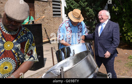 Le président irlandais Michael D. Higgins visite le Haringey Irish Cultural and Community Centre, dans le nord de Londres, où il a rencontré des membres de l'équipe de football senior de Londres et d'autres membres de la communauté irlandaise à Londres. Banque D'Images