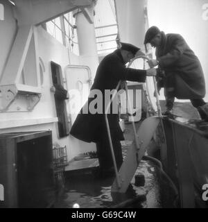 Les fonctionnaires des douanes de HM embarquèrent à bord de la station de musique pirate, radio Caroline, après que le navire ait échoué entre Frinton et Holland-on-Sea, Essex. Le navire avait traîné ses amarres pendant la nuit et cinq DJs ont été sauvés du navire frappé. Banque D'Images