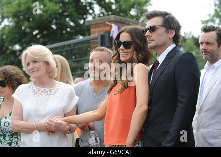 Kate Beckinsale (au centre) avec la mère Judy Loe (à gauche) et le mari Len Wiseman regardés par Michael Sheen (à droite) lors d'une visite à la College House Junior School où l'actrice hollywoodienne a dévoilé une plaque en mémoire de son père, Richard Beckinsale, qui était élève à l'école. Banque D'Images