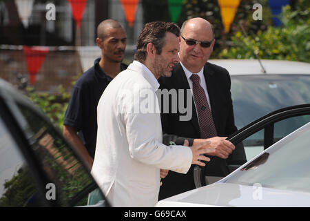 Michael Sheen lors d'une visite à la College House Junior School, où l'actrice hollywoodienne Kate Beckinsale a dévoilé une plaque à la mémoire de son défunt père, Richard Beckinsale, qui était élève à l'école. Banque D'Images