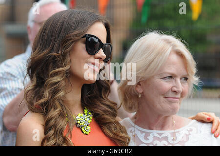 Kate Beckinsale avec la mère Judy Loe lors d'une visite à la College House Junior School où l'actrice hollywoodienne a dévoilé une plaque en mémoire de son père, Richard Beckinsale, qui était élève à l'école. Banque D'Images