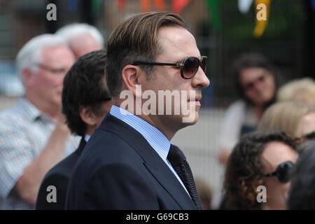 David Walliams lors d'une visite à la College House Junior School, où l'actrice hollywoodienne Kate Beckinsale a dévoilé une plaque à la mémoire de son défunt père, Richard Beckinsale, qui était élève à l'école. Banque D'Images