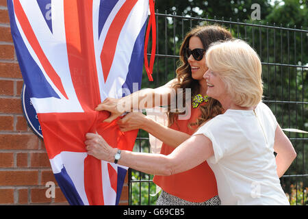 Kate Beckinsale, avec sa mère Judy Loe lors d'une visite à l'école College House Junior School où elle a dévoilé une plaque en mémoire de son père, Richard Beckinsale, qui était élève à l'école. Banque D'Images