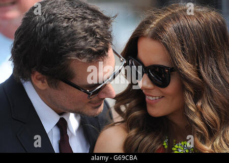 Kate Beckinsale et son mari Len Wiseman lors d'une visite à l'école secondaire College House pour dévoiler une plaque à la mémoire de son père, Richard Beckinsale, qui était élève à l'école. Banque D'Images