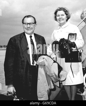 M. Reginald Maudling, le chef adjoint de l'opposition et sa femme Beryl, qui sont présentés à bord d'un avion à destination de la Russie à l'aéroport de Heathrow, Londres, ont brisé une habitude. Pour M. et Mme Maudling, il a marqué leur premier vol ensemble. Auparavant, ils avaient toujours pris des avions séparés, mais maintenant que leurs enfants ont grandi, ils ont décidé de voyager ensemble. Banque D'Images